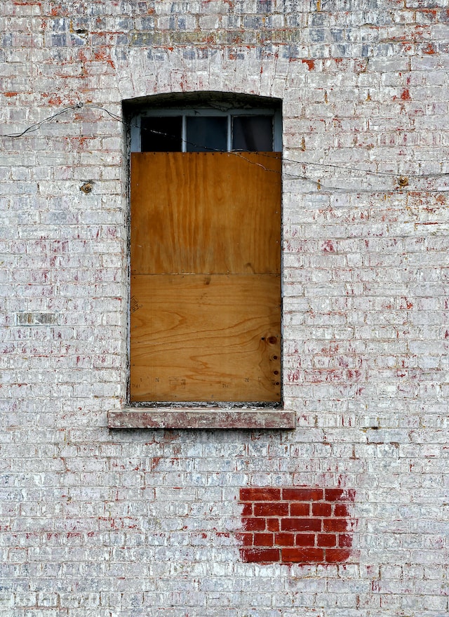 How to Install Plywood Over Windows for a Hurricane